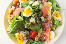 Salad cá hồi tẩm vừng